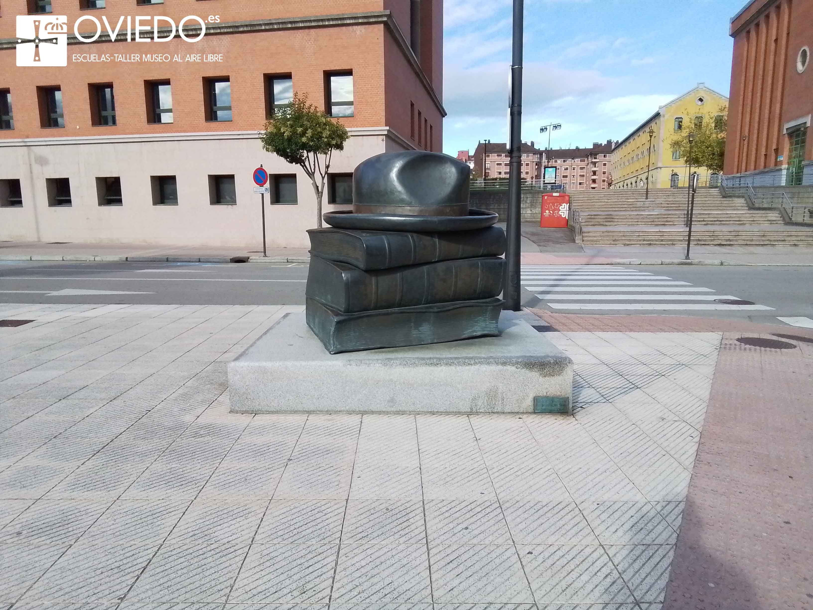 Escultura Los libros que nos unen